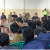 Warga puncak saat berdialog dengan kepala Desa.